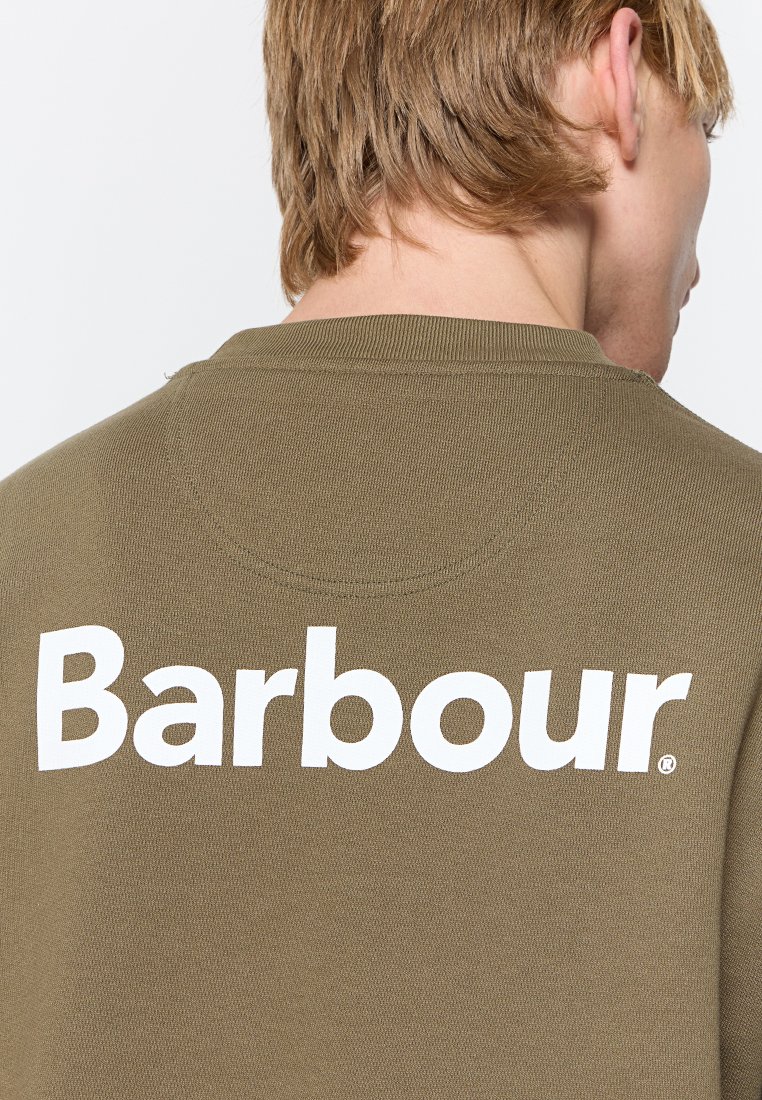 Felpa verde oliva con una consistenza morbida. Grande logo bianco "Barbour" stampato sul retro, scollo a girocollo e colletto a costine.