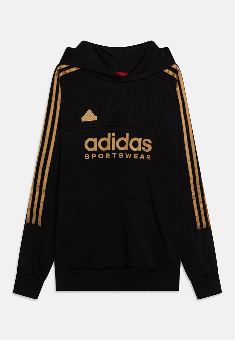 Juodas Adidas džemperis su auksine logo ir tekstu, trys auksinės juostos ant rankovių, priekinė kišenė, bei veliūriniai gaubtai ir apatinė dalis. Minkšta medžiaga.