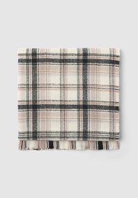 Koc w kratę w odcieniach kremu, czerni i jasnego różu; miękka struktura z frędzlami i prostokątnym kształtem.