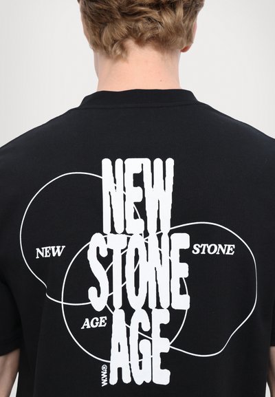 WOOD WOOD BOBBY STONE AGE  - Marškinėliai su spaudiniu - black