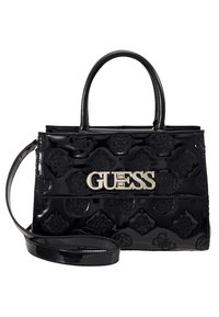 Sac à main en cuir verni noir avec motif embossé, deux poignées supérieures et une bandoulière amovible. Présente le logo "GUESS" de couleur argentée.