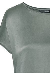 Ljust grön satinblus med rund halsringning, korta ärmar och en slät yta, med en subtil glans och en avslappnad passform.