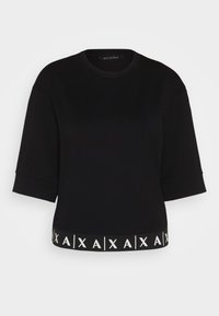 Černý krátký rukáv top vyrobený z měkkého materiálu, s kulatým výstřihem a kontrastním bílým logem na lemu.