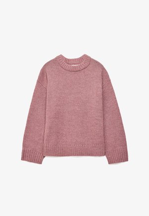 Langärmliger Strickpullover in Staubrosa mit geripptem Rundhalsausschnitt, Bündchen und Saum, flach auf weißem Hintergrund liegend.