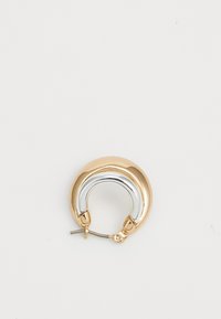 Orecchini a cerchio in oro e argento con un design liscio e arrotondato, rifiniti in modo lucido e dotati di chiusura a cerniera. Hanno un diametro di circa 3 cm.