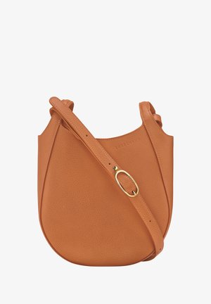 Orangefarbene Lederschultertasche mit körniger Textur, geschwungener Form und verstellbarem Riemen. Verfügt über ein goldfarbenes Metall-Detail.