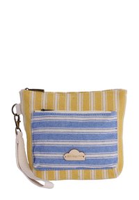 Bolso de tela a rayas que presenta una combinación de colores amarilla y blanca, con un bolsillo frontal a rayas azules y una muñequera de color crema. Detalle de cremallera en bronce.