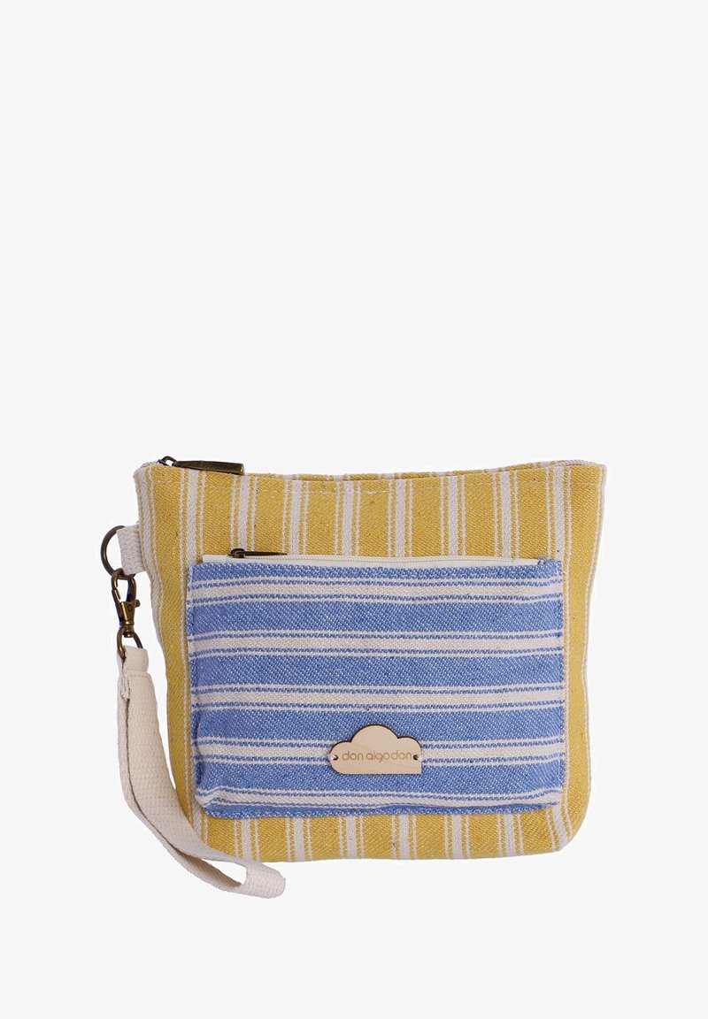 Bolso de tela a rayas que presenta una combinación de colores amarilla y blanca, con un bolsillo frontal a rayas azules y una muñequera de color crema. Detalle de cremallera en bronce.
