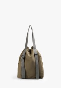 Bolsa verde oliva hecha de un tejido duradero, con dos correas grises, una parte superior ajustada y bolsillos laterales. Textura suave con costuras visibles.