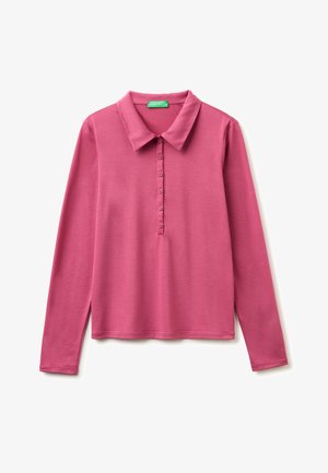 Polo de manga larga rosa con cuello doblado y cinco botones en la tapeta frontal, mostrado extendido sobre un fondo blanco.