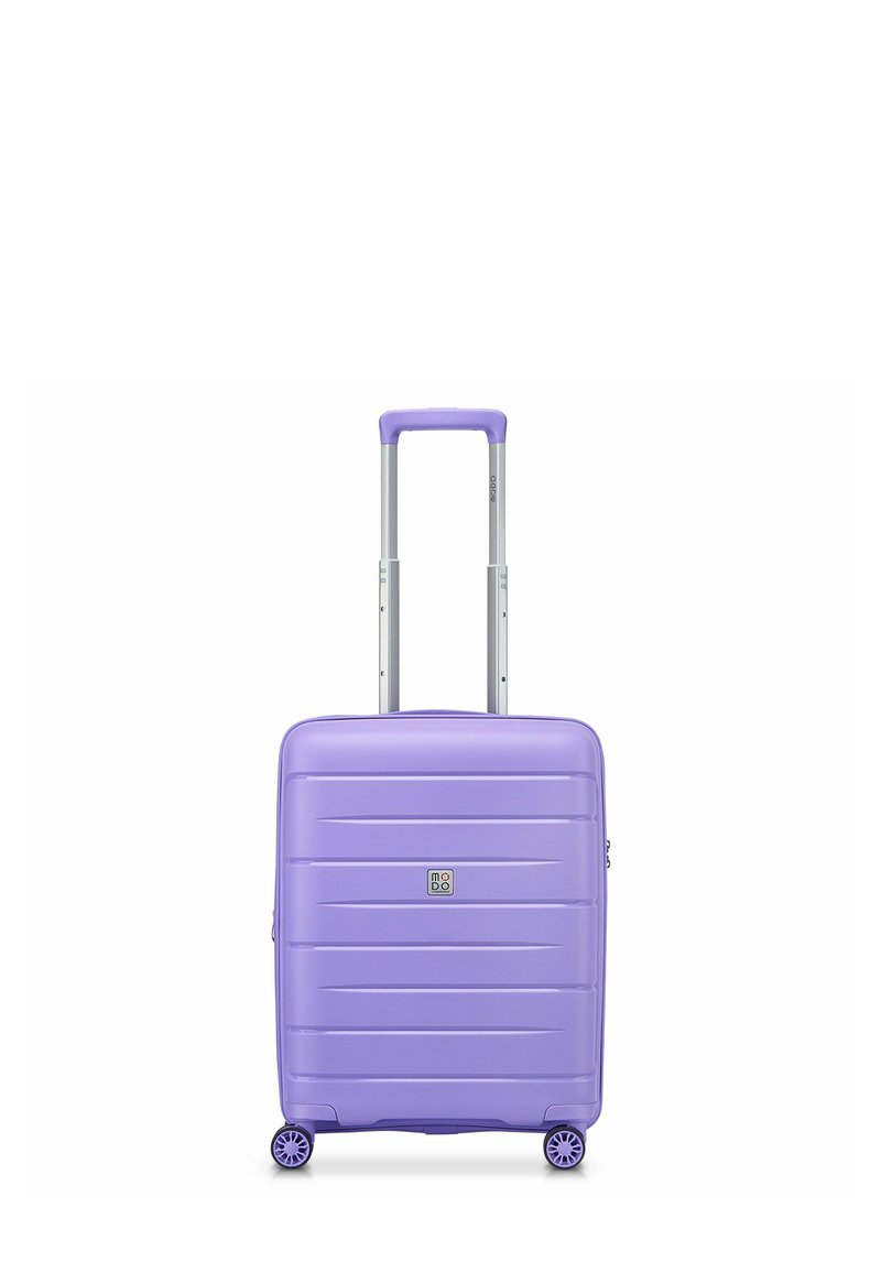 Valigia rigida viola con superficie testurizzata, dotata di manico telescopico e quattro ruote per una facile mobilità. Design compatto e slanciato.