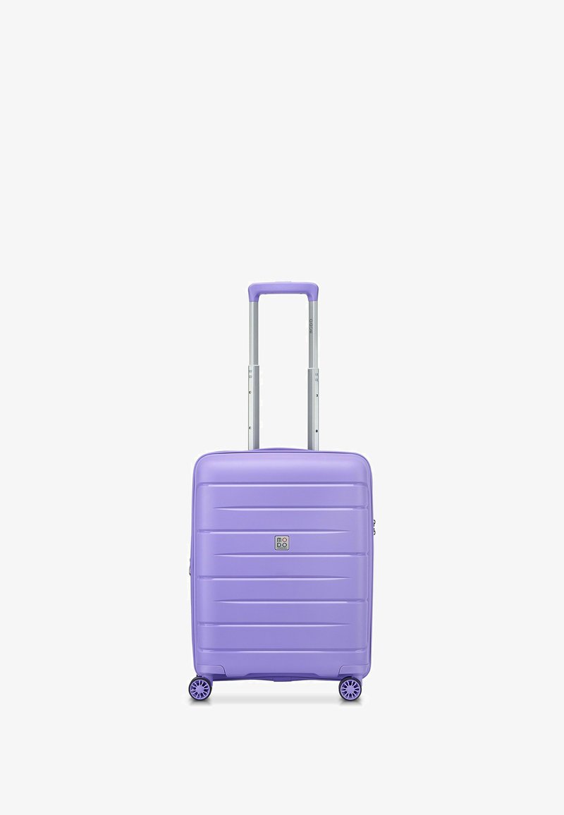 Valigia rigida viola con superficie testurizzata, dotata di manico telescopico e quattro ruote per una facile mobilità. Design compatto e slanciato.