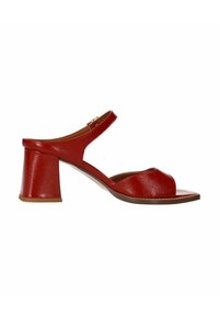 Rode sandalen met hakken en een gestructureerde leren afwerking. Voorzien van een open teen, brede band en blokhak. Verstelbare enkelriem met een gesp.