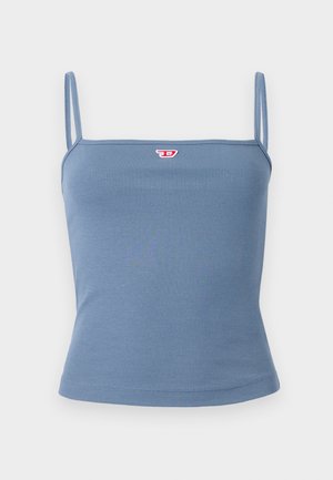 Niebieski ribbed top na cienkich ramiączkach; z przodu ma małe czerwone logo. Gładka faktura, dopasowany krój i brak zdobień.