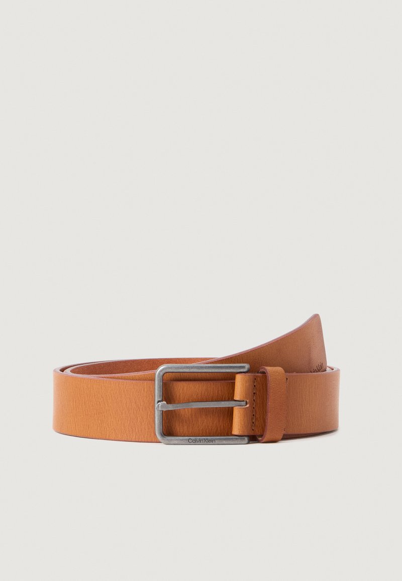Curea din piele maro deschis, cu o textură netedă, având o cataramă rectangulară argintie. Curea are un design elegant, minimalist.