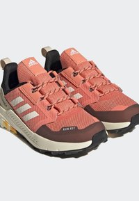 adidas Terrex TERREX TRAILMAKER RAIN.RDY HIKING - Zapatillas de senderismo - white coral gold coloured