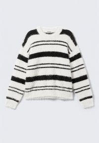 Pull blanc duveteux avec des rayures horizontales noires de différentes épaisseurs, manches longues et col rond.