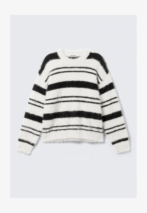 Pulover pufos alb cu dungi negre orizontale de grosimi variate, mâneci lungi și guler rotund.