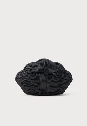 Μαύρη υφαντή τσάντα από ρατάν σε σχήμα κοχυλιού με δομημένη, στρογγυλεμένη σιλουέτα σε ουδέτερο φόντο.