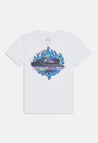 Witte katoenen t-shirt met een kleurrijke vlamgrafiek met een berg- en golfontwerp. De grafiek bevat blauwe, groene, paarse en zwarte accenten.
