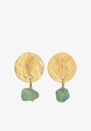 Kuldtooni ringikujulised kõrvarõngad tekstuurse pinnaga, millel on roheline kivist ripats, mis ripub kuldsest traadist.