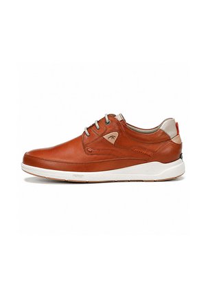 Zapatilla casual marrón de cuero con diseño de cordones, lengüeta beige en el talón y suela acolchada blanca, mostrada de lado sobre fondo blanco.