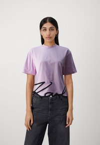 KARL LAGERFELD OVERSIZED SIGNATURE HEM - Pamata T-krekls - orchid bouquet
