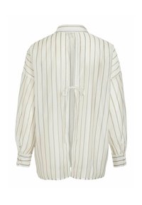 Blouse blanche à manches longues avec fines rayures verticales beige, poignets boutonnés et une fente centrale au dos nouée avec un nœud en tissu.