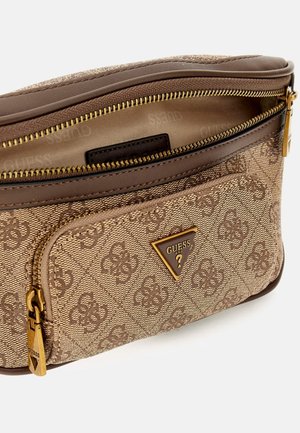 Bolso Guess marrón con estampado, cremalleras doradas y logo, mostrando el compartimento principal abierto y bolsillo frontal con cremallera.