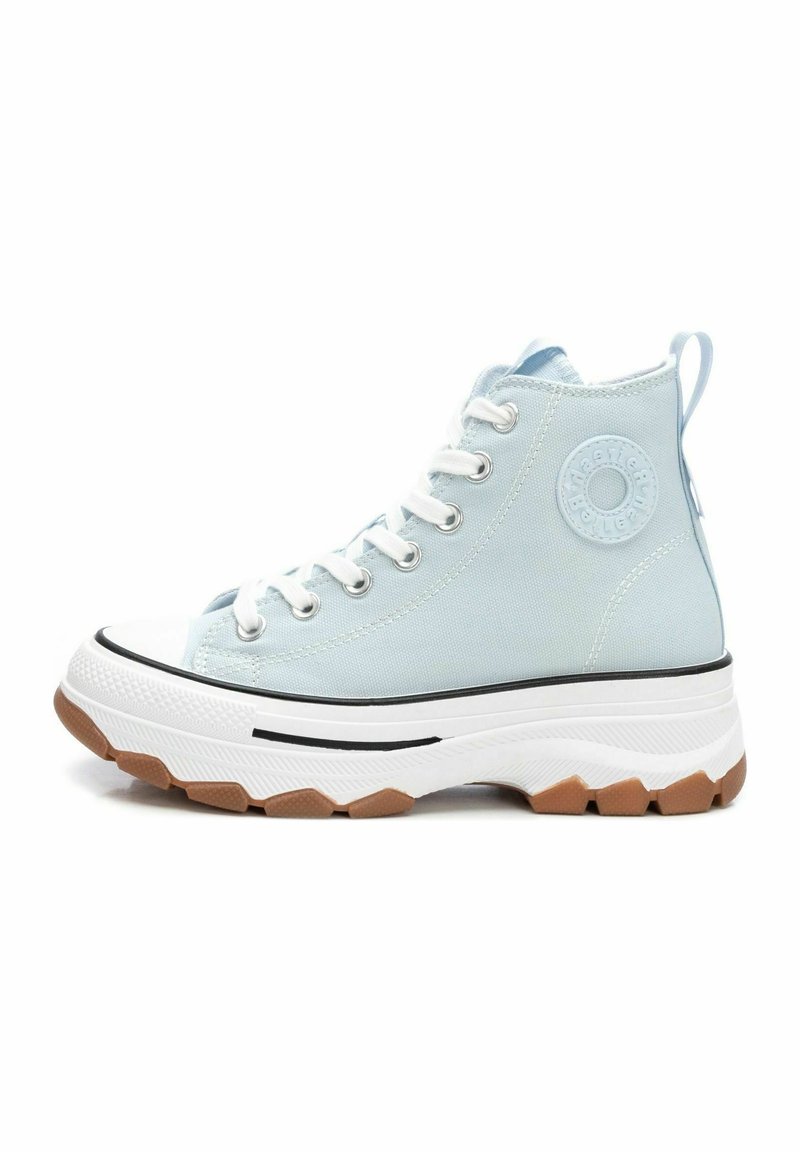 Sneaker alte in tela azzurra chiara con lacci bianchi, un'etichetta rotonda con logo, rifiniture nere e una suola in gomma beige testurizzata.