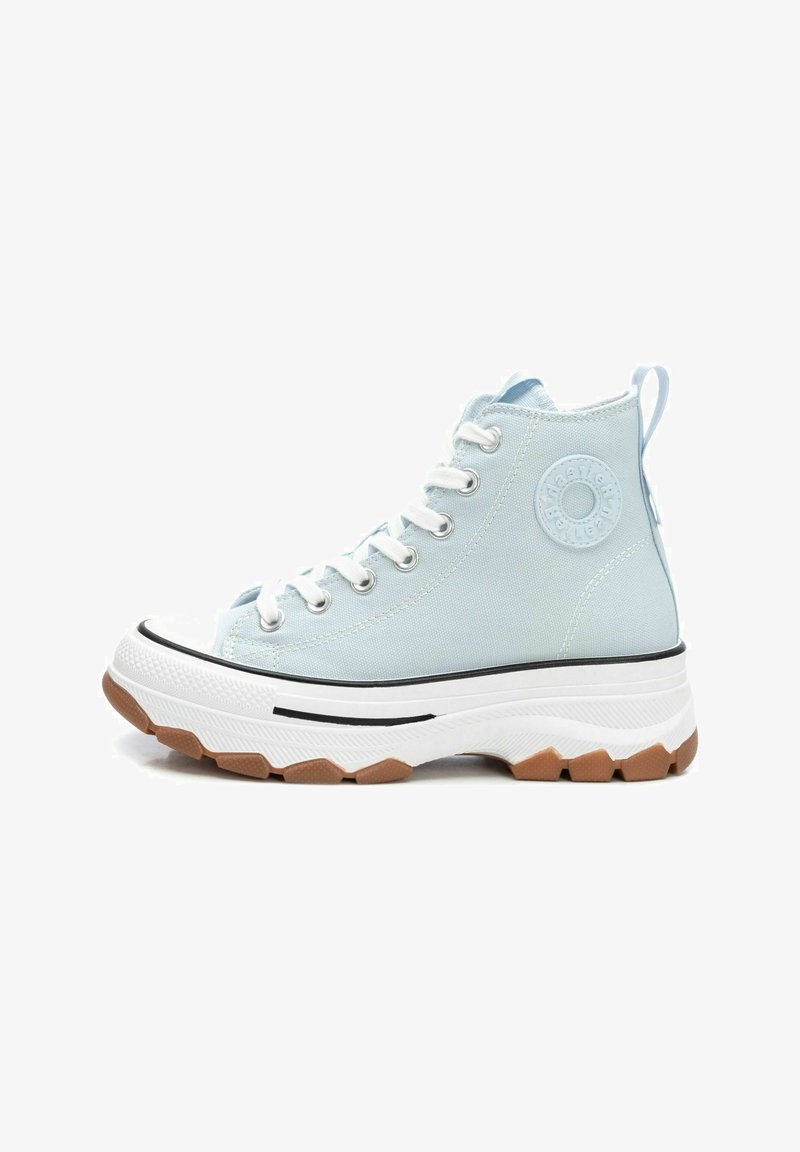 Zapatillas altas de lona azul claro con cordones blancos, un parche redondo con logo, ribete negro y una suela de goma beige texturizada.