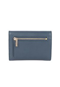 Portafoglio in pelle blu con una tasca a zip dorata orizzontale sul davanti, su uno sfondo bianco.