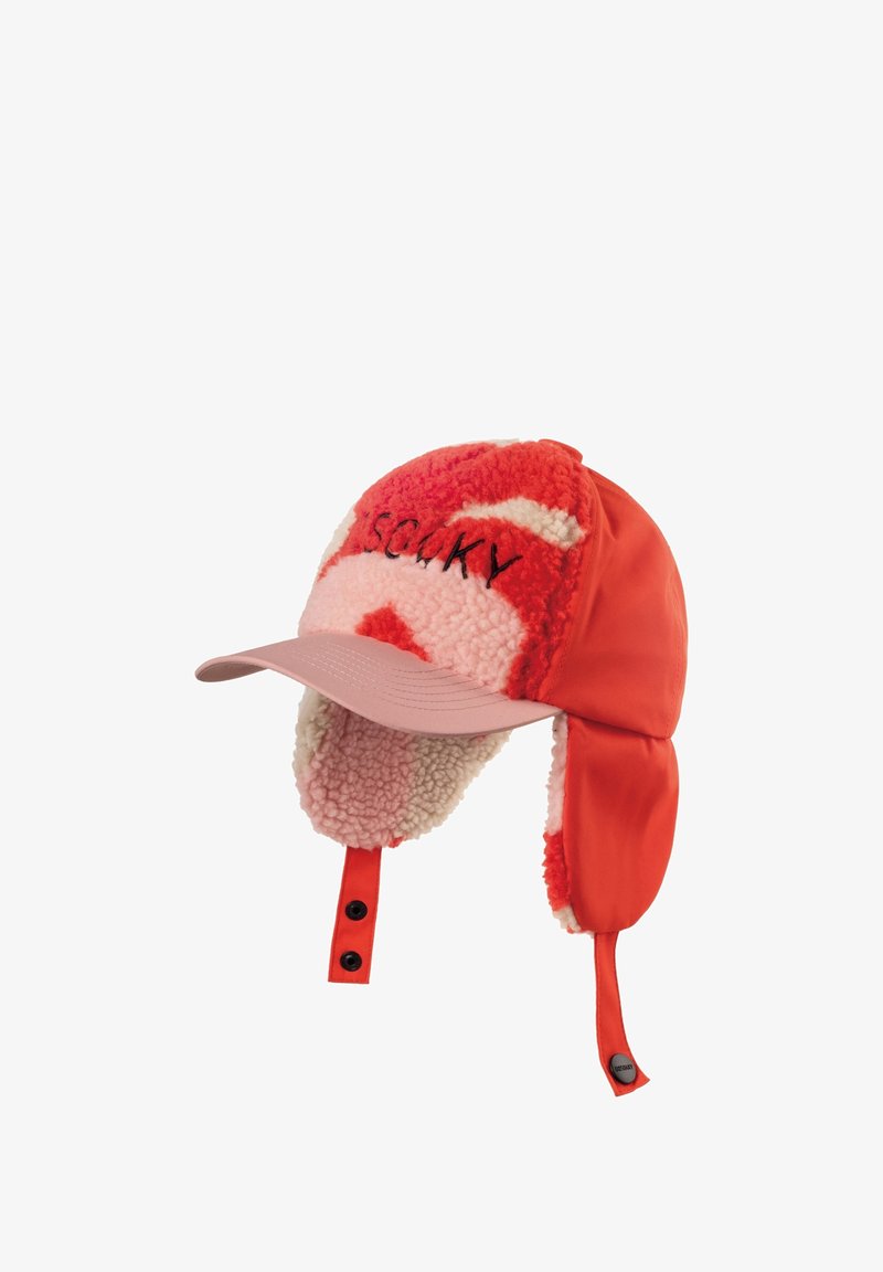 Rode en roze fleece-gekraagde pet met een platte klep, oorflappen en verstelbare riemen. Bevat geborduurde tekst en contrasterende materialen.