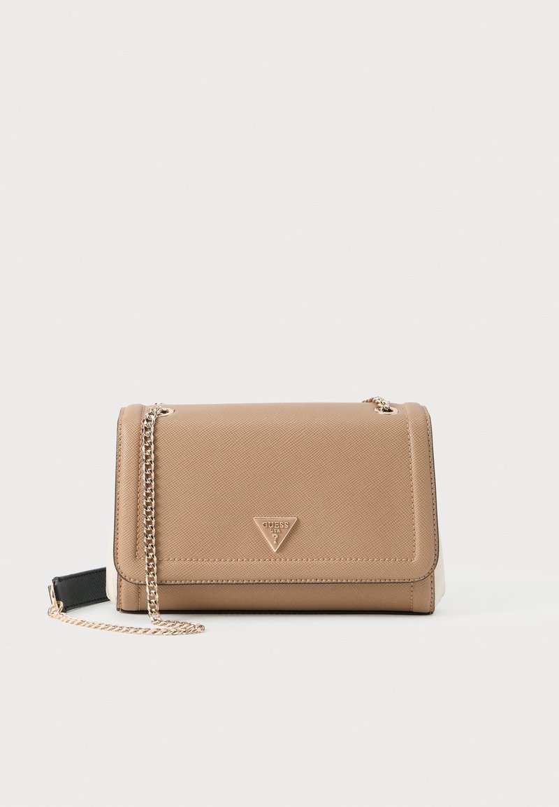 Borsa a spalla in pelle sintetica beige con tracolla a catena, superficie liscia, chiusura a flap e logo metallico sulla parte frontale.