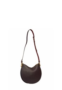 Bolso de hombro de cuero en marrón oscuro, diseño semicircular con detalles en relieve, herrajes en tono dorado y correa ajustable.