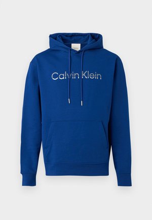 Modrá mikina s kapucí, přední kapsou na břiše a logem "Calvin Klein" bílým písmem přes hrudník, s šňůrkami na kapuci.