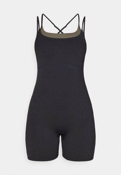 Juodas sportinis romperis su spaghetti petnešomis, alyvuogių žalios spalvos iškirpte, prigludusia forma ir šlaunų vidurio ilgiu; lygus paviršius ir paprastas dizainas.