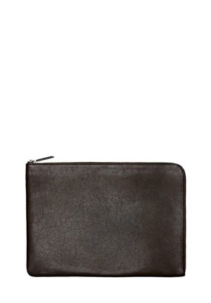 Pochette zippée en cuir marron avec une texture lisse et une forme rectangulaire, arborant un design épuré et minimaliste sans quincaillerie visible.