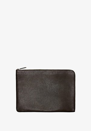 Clutch a busta in pelle nera con zip, dalla superficie liscia e con una grana sottile. Forma rettangolare, design minimalista senza hardware visibile.