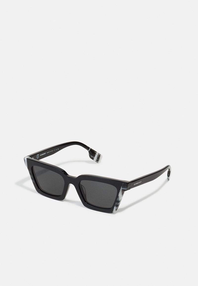 Óculos de sol retangulares pretos com hastes em cinza padrão, apresentando um acabamento brilhante, lentes escuras e uma marcação discreta nas hastes.
