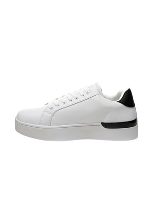 Sneaker bianca con tomaia in sintetico liscia, lacci piatti e un accentuazione nera sul tallone. Presenta una suola bianca spessa con una delicata striscia nera.