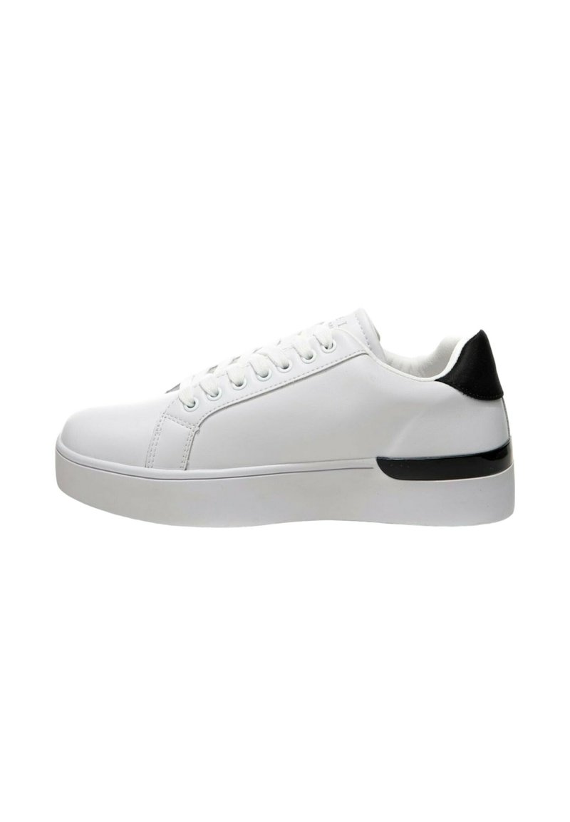 Sneaker bianca con tomaia in sintetico liscia, lacci piatti e un accentuazione nera sul tallone. Presenta una suola bianca spessa con una delicata striscia nera.