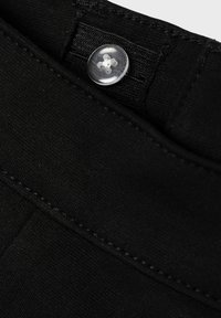 Name it SLIM FIT - Shorts - black