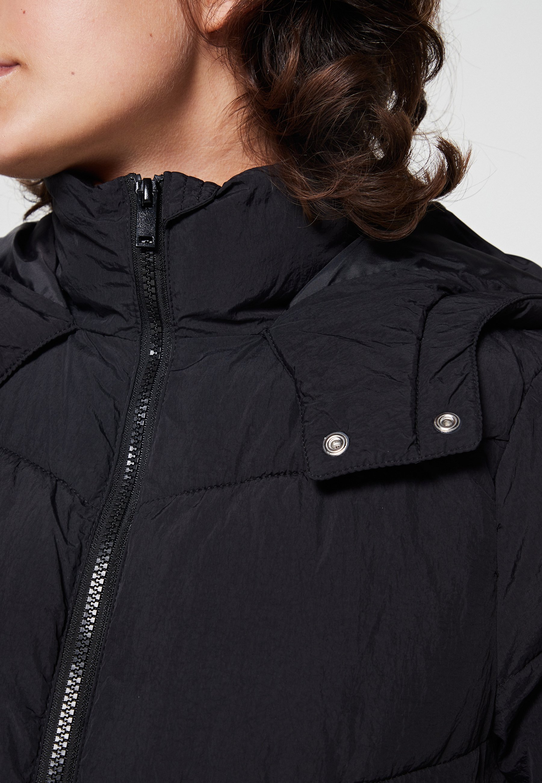 PIECES Damen Puffer Weste Lang - Gestepfte Winter Weste Mit Kapuze