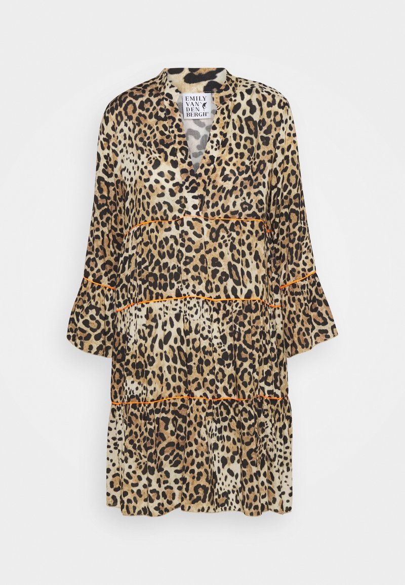Robe en tissu léger à imprimé léopard, présentant un col en V, des manches évasées, un design à étages et des accents orange contrastants.