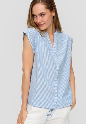 Blouse à manches courtes, rayée bleu clair et blanche, avec un col en V et une fermeture à boutons. Fabriquée dans un tissu doux au toucher lisse.