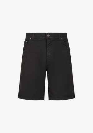 Zwarte denim korte broek met vijf zakken, knoopsluiting en lussen voor een riem, plat gelegd op een witte achtergrond.