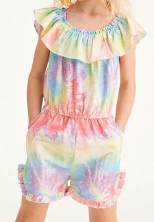 Combinaison colorée tie-dye avec encolure à volants et short à détails volantés. Confectionnée dans un tissu doux aux nuances de rose, bleu et vert.
