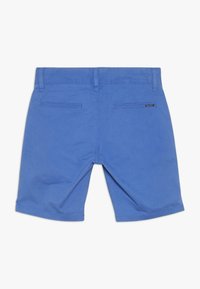 Pantaloni corti blu in tessuto di cotone, dotati di due tasche posteriori e una texture liscia. Il design è semplice con una linea dritta e senza fantasie.