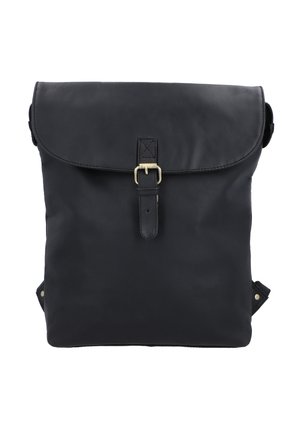 Svart läderryggsäck med en klaff som säkras av ett centralt band och en metallspänne, placerad mot en vit bakgrund.